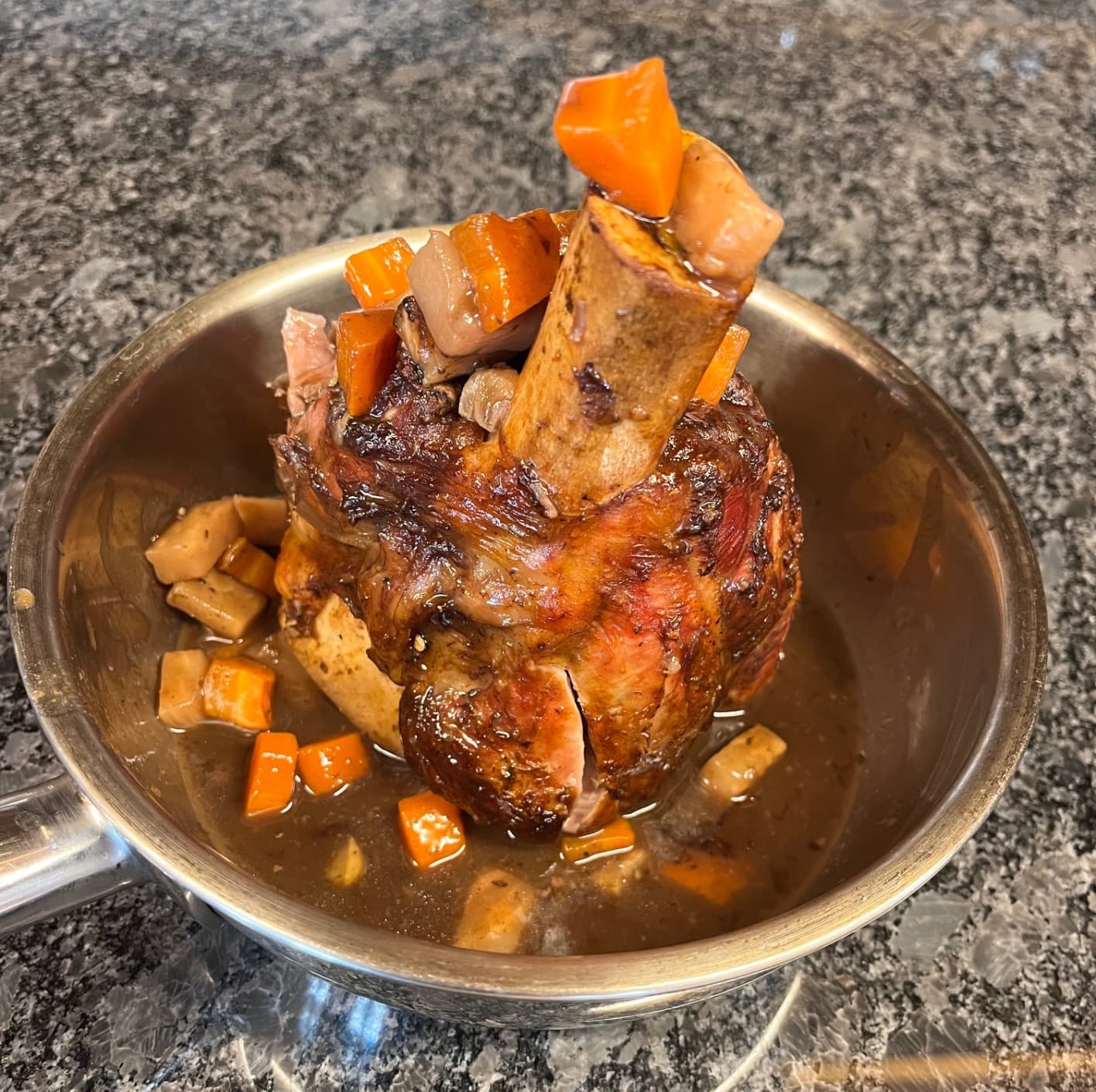 Kalbs-Ossobuco in der Kupferpfanne im Restaurant zum goldenen Rössli Wil