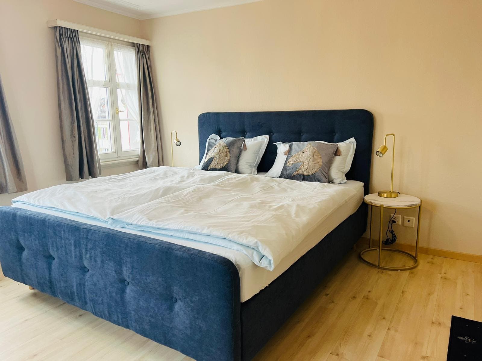 Doppelzimmer mit nachtblauem Boxspringbett im Boutique-Hotel des Gasthauses Rössli Wil